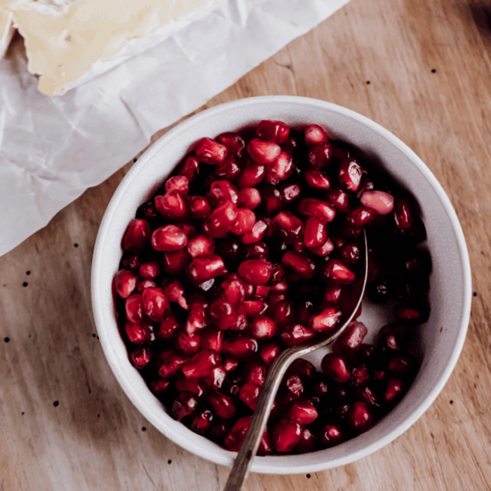 Pomegranate brie crostini apetizer (2)