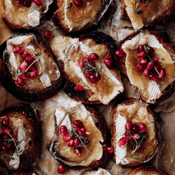 Pomegranate brie crostini apetizer (3)