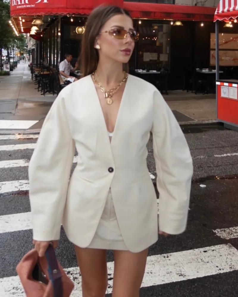 THE COLOR STATEMENT Ngjyrat q_ po dominojn_ feed-et ne figurat influencuese shqiptare (10)