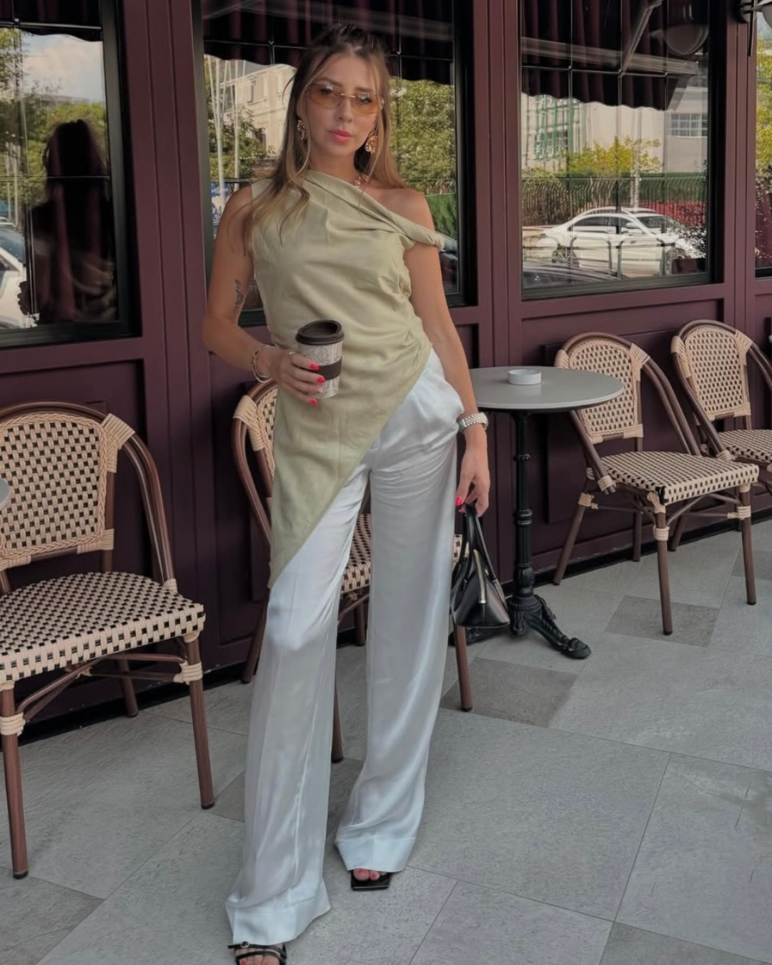 THE COLOR STATEMENT Ngjyrat q_ po dominojn_ feed-et ne figurat influencuese shqiptare (11)