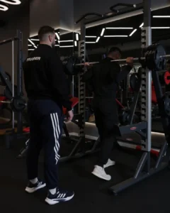 Pse “leg day” është dita që meshkuj shmangin më shumë në palestër?