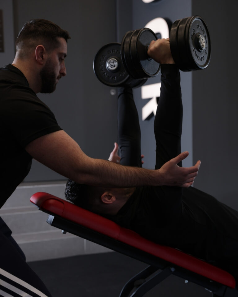 Copy of Sipas një studimi, Njerëzit stërviten më gjatë dhe me intensitet më të lartë kur ushtrohen me dikë tjetër