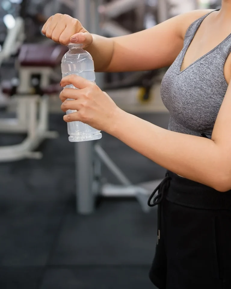 Hidratimi në palestër pse ndikon më shumë sesa mendon