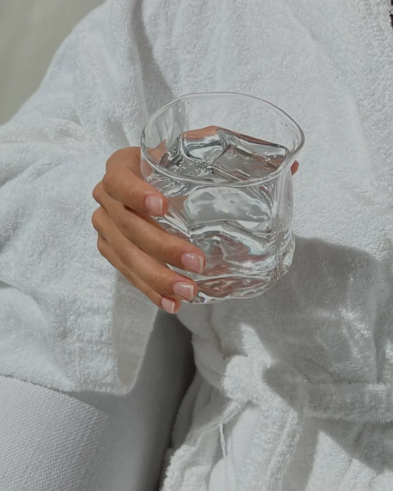 5 shenja të pazakonta Që tregojnë se duhet të pini më shumë ujë!